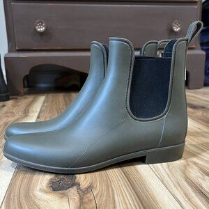 NWOT Storm ankle rain boots